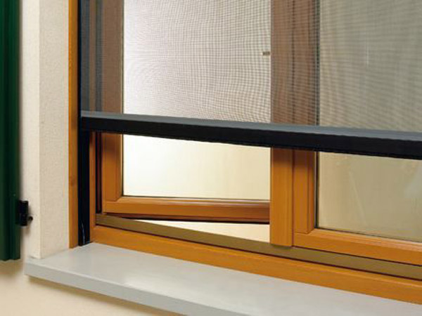 Installazione-zanzariere-di-design-per-finestre-monza-brianza